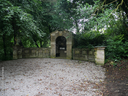 Mauer mit Steinbogen in Prideaux Place, Padstow, Cornwall, England photo