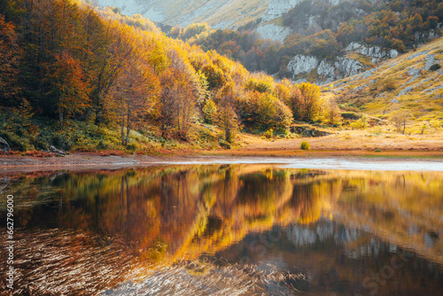Fototapeta Naklejka Na Ścianę i Meble -  autumn lake landscape with reflection, Italy