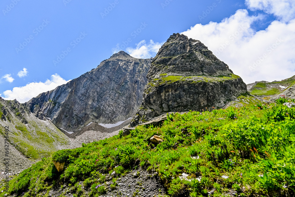 Obraz premium Grosser Sankt Bernhard, Saint-Bernard, St. Bernard, Passstrasse, Alpenpass, Bergstrasse, Alpen, Aostatal, Wanderweg, Sommer, Italien