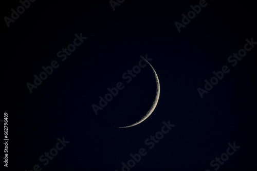 Luna creciente en cielo nocturno photo