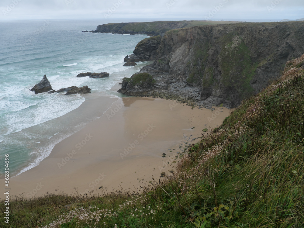 Spektakuläre Felsformatinen an der Steilküste der Bedruthan Steps in Cornwall England Spektakuläre Felsformatinen an der Steilküste der Bedruthan Steps in Cornwall England