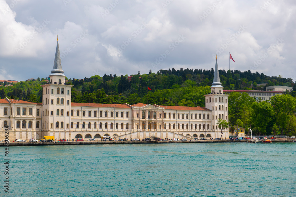 Φωτογραφία Kuleli Military High School (Turkish: Kuleli Askeri Lisesi) at Bosporus strait Asian side at Uskudar district, Istanbul, Turkey