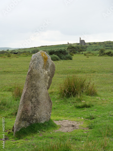 Steine eines Steinkreises vor der Ruine einer verlassenenen Zinnmine im Bodmin Moor England photo