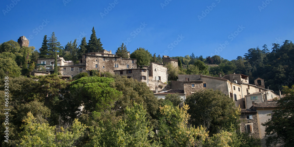 Le vieux village perché de Beauchastel (Ardèche) adossé à la montagne