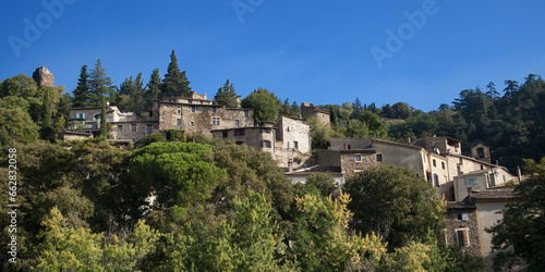 Le vieux village perché de Beauchastel (Ardèche) adossé à la montagne