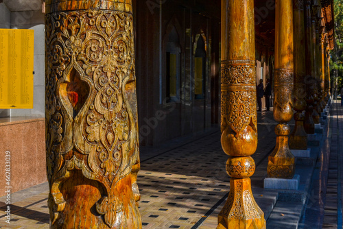 Tableau sur toile Uzbek traditional carved wooden columns of WWII Memorial in Tashkent, Uzbekistan