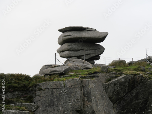 Die Käsepresse Cheese Wring eine Felsformation aus gestapelten Steinen im Bodmin Moor England photo