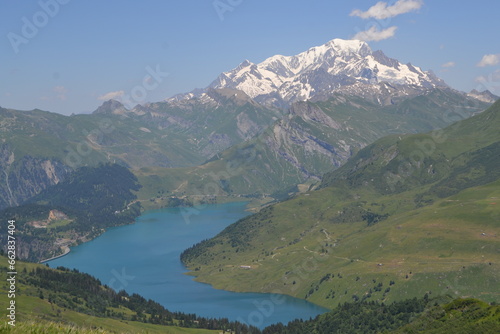 Vu sur le lac de Roselend ainsi que sur le Mont Blanc