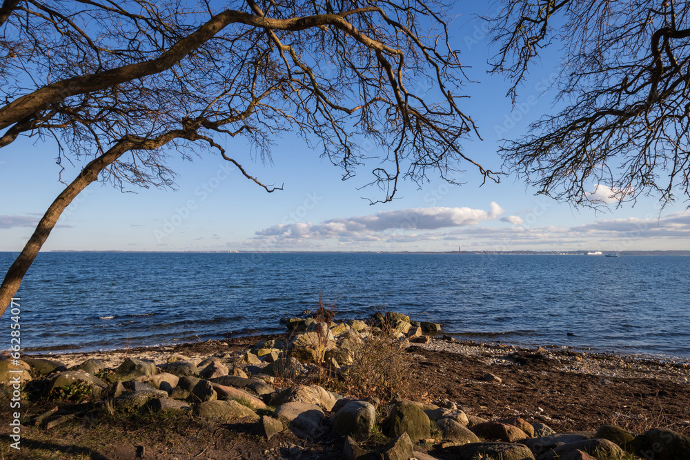 Blick auf die Ostsee am Bülker Huk an der Kieler Außenförde bei Strande. - obrazy, fototapety, plakaty 
