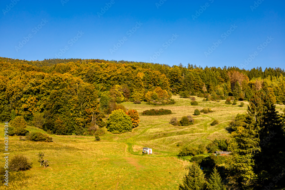 Fototapeta premium Herbstliche Fahrradrunde auf den Höhenweg des Thüringer Waldes über Oberhof und Suhl - Thüringen - Deutschland