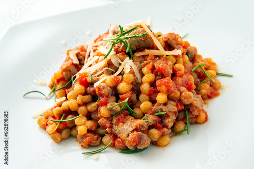 Foto Fregula alla campidanese con salsa di pomodoro e salsiccia, cibo sardo, cucina i