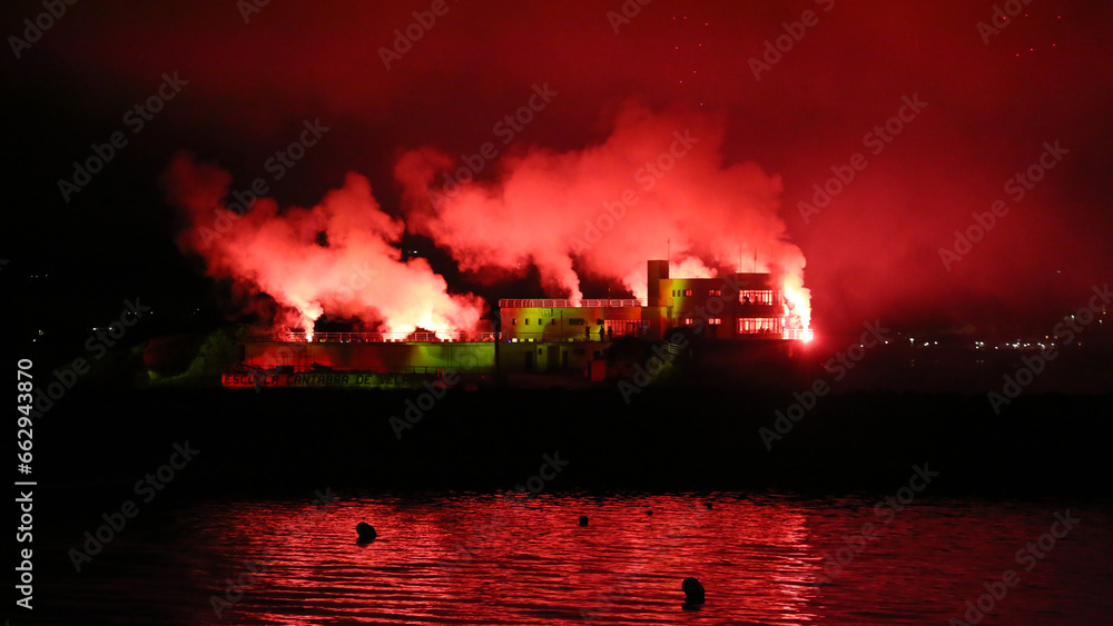 Fototapeta premium Espectáculo Camino de luz del Año Jubilar Leganiego, Bahía de Santander desde Playa de los Peligros, Santander, Cantabria, España