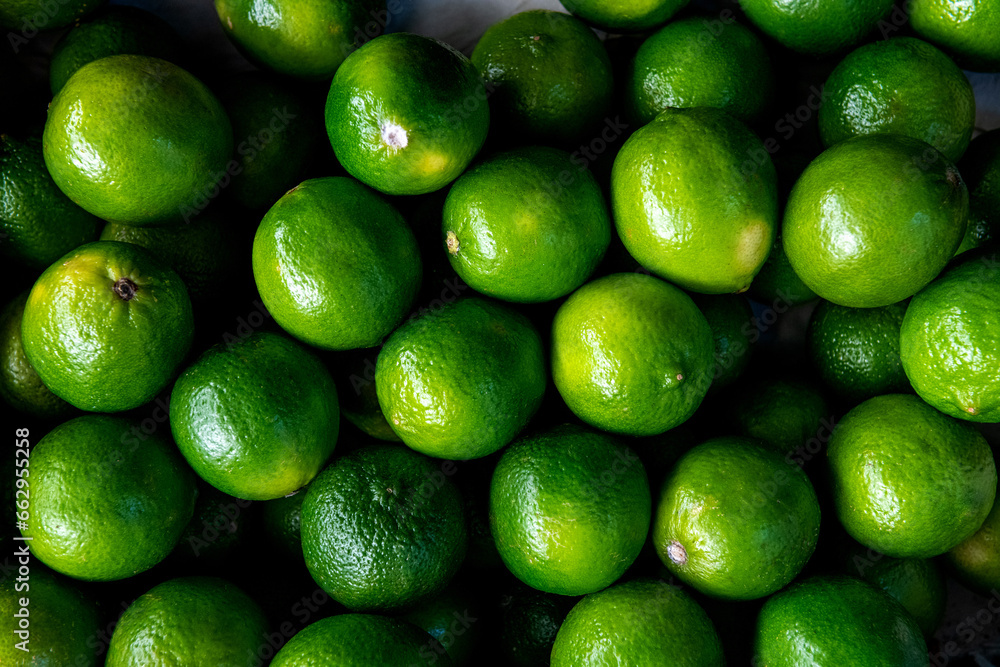 zbliżenie na stos limonek, widoczna faktura skórki zbliżenie na stos limonek, widoczna faktura skórki