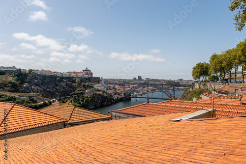 słynny most w Porto widziany tuż nad pomarańczowymi dachami kamienic 