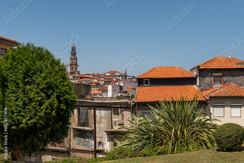 wieża katedry i pomarańczowe dachówki kamienic w Porto