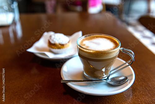 Wallpaper Mural filiżanka porannej kawy w cukierni w Portugalii Torontodigital.ca