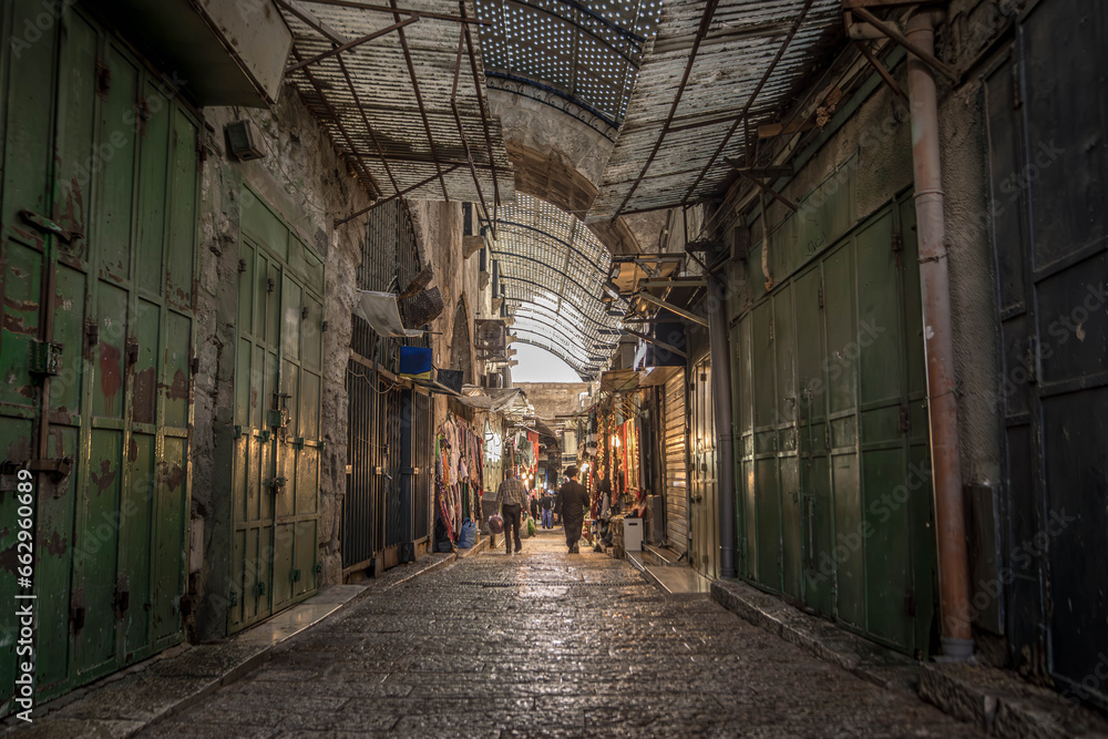 Obraz premium The local people and small stores are on the streets of Muslim Quarter in Jerusalem Old City, Israel.