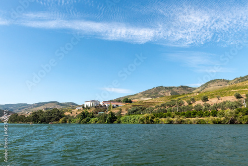 rzeka Duoro w Portugalii i jej zbocza porośnięte winoroślami 