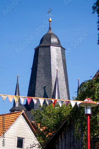 Rundkirche von Untersuhl mit Wimpel der Kirmes im Vordergrund