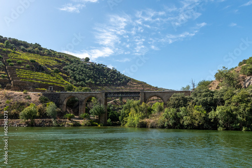 Stay, kamienny most nad rzeką Duoro w Portugalii