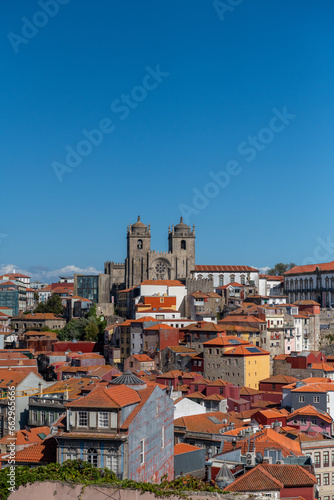 krajobraz miasta Porto z charakterystycznymi pomarańczowymi dachami kamienic i starą kamienną katedrą
