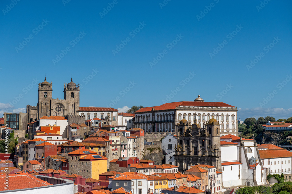 wieże katedry górujące nad domami w Porto