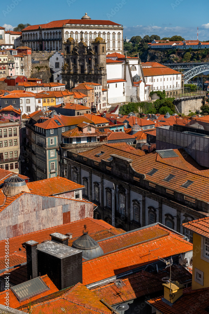 charakterystyczne pomarańczowe dachy na starówce w Porto, Portugalia, Europa  - obrazy, fototapety, plakaty 