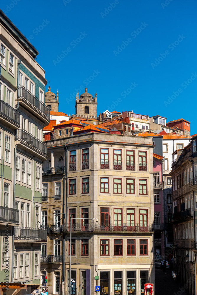 Porto - nowe kamienice na tle starówki z pomarańczowymi dachami charakterystycznymi dla tego miasta - obrazy, fototapety, plakaty 