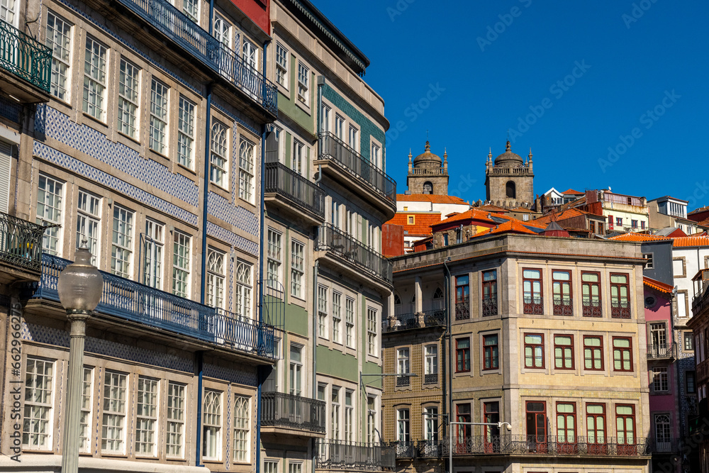 kolorowe kamienice na starym mieście w Porto, Portugalia, Europa