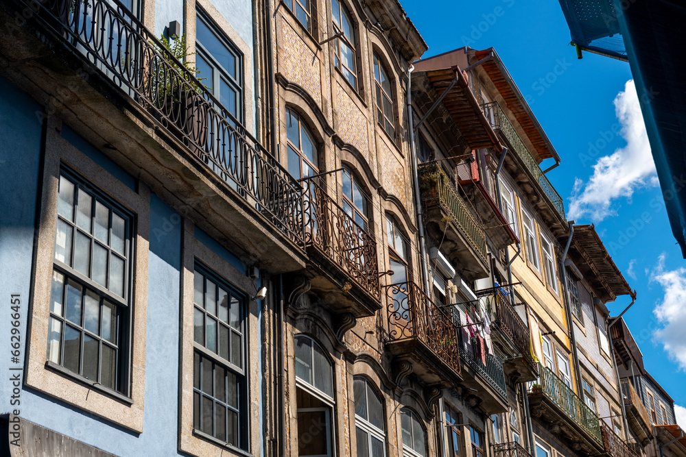 suszone pranie na barierkach balkonu - charakterystyczny obrazek w Porto, Portugalia