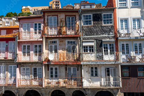 tradycyjne metalowe barierki na balkonach kolorowych kamienic w Porto, Portugalia, Europa