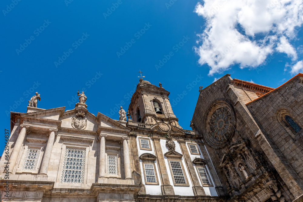jeden z wielu zabytkowych kościołów w Porto, Portugalia - obrazy, fototapety, plakaty 