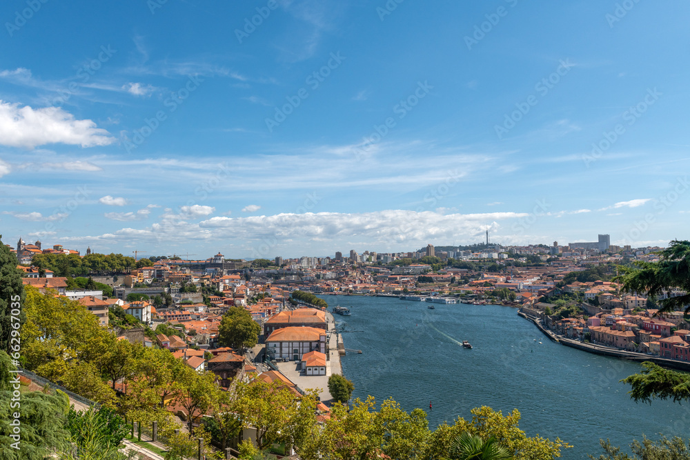 widok na dwa brzegi rzeki Douro (Duero) w Porto