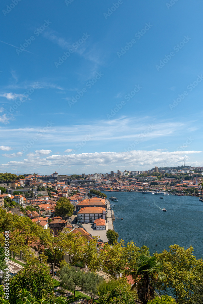 Porto, widok na stare miasto i oba brzegi rzeki