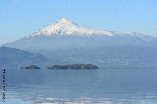 Fototapeta Naklejka Na Ścianę i Meble -  Lago Calafquén y volcán Villarrica
