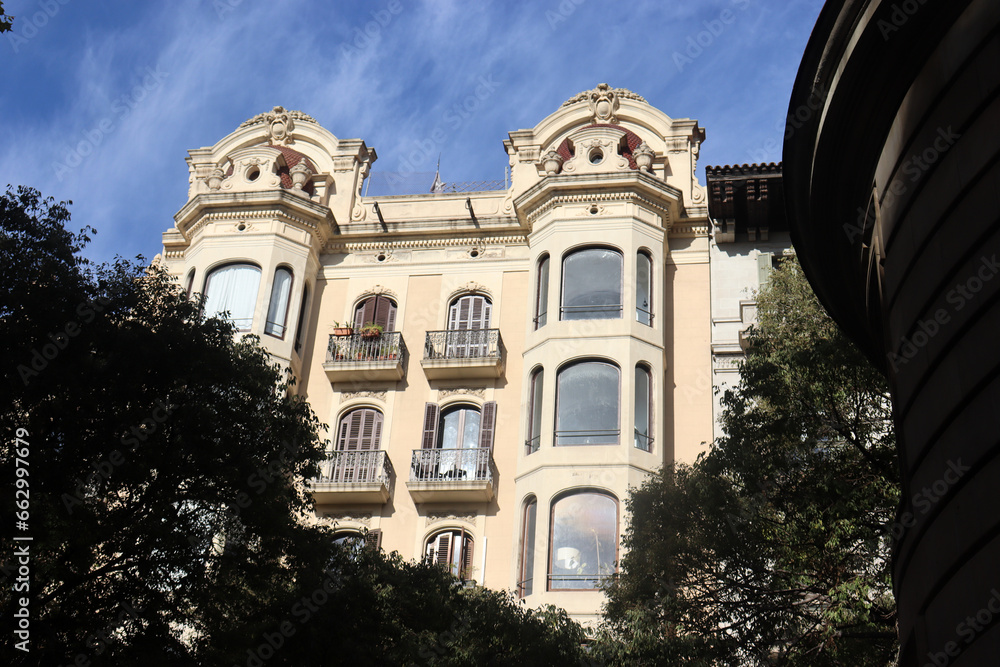 Historische Altbaufassaden in L’Eixample und Gracia, Stadtviertel von Barcelona, Spanien Historische Altbaufassaden in L’Eixample und Gracia, Stadtviertel von Barcelona, Spanien