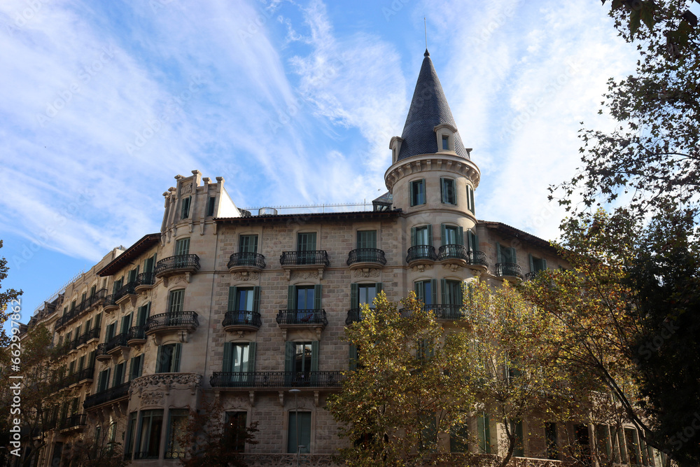 Historische Altbaufassaden in L’Eixample und Gracia, Stadtviertel von Barcelona, Spanien