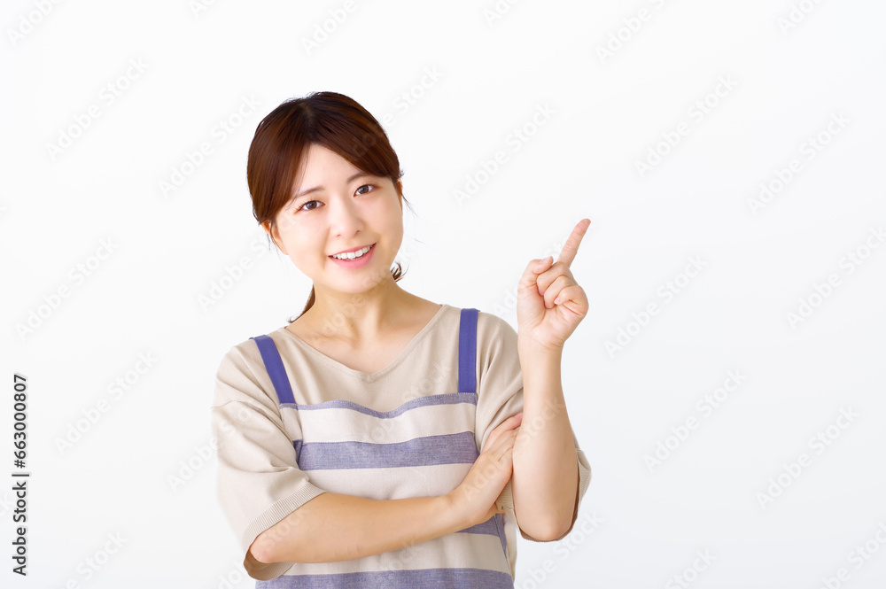 指差しポーズをするエプロン姿の女性