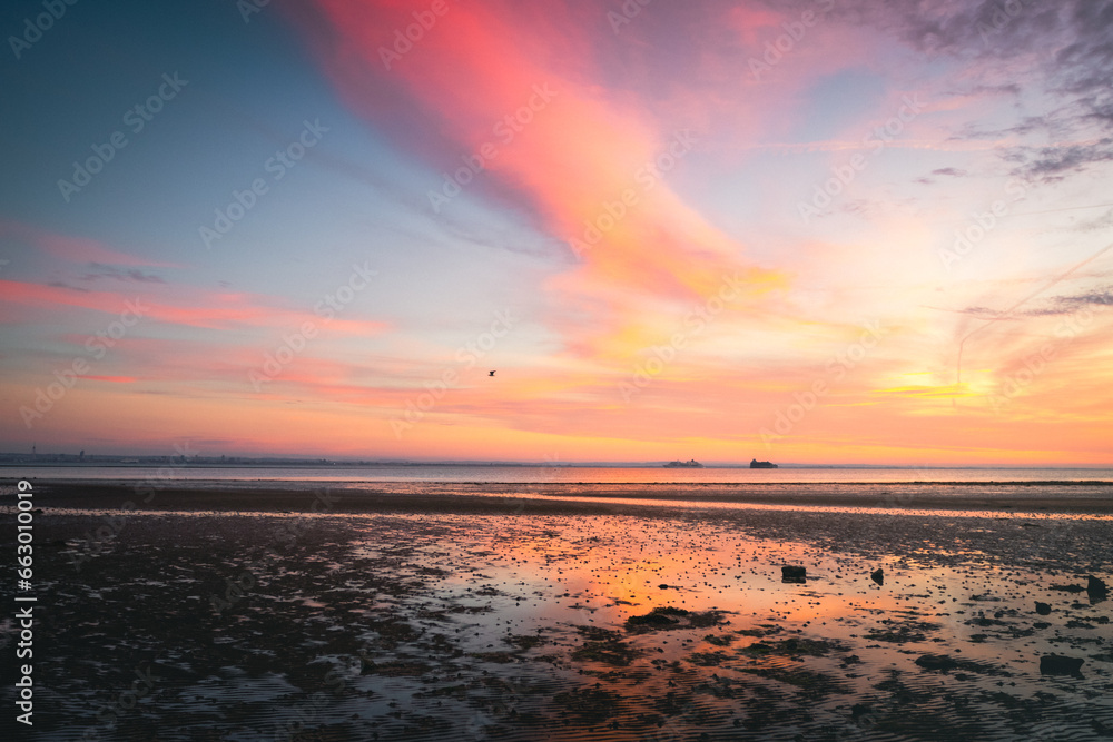 Fototapeta premium A beautiful sunrise by the sea