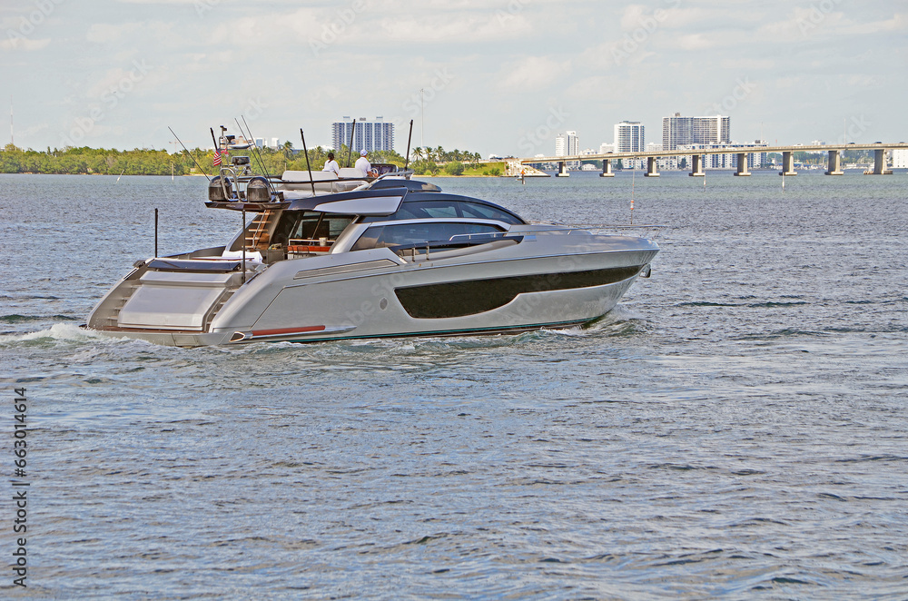 Obraz premium Motor yacht cruising on the Florida Intra-Coastal Waterway