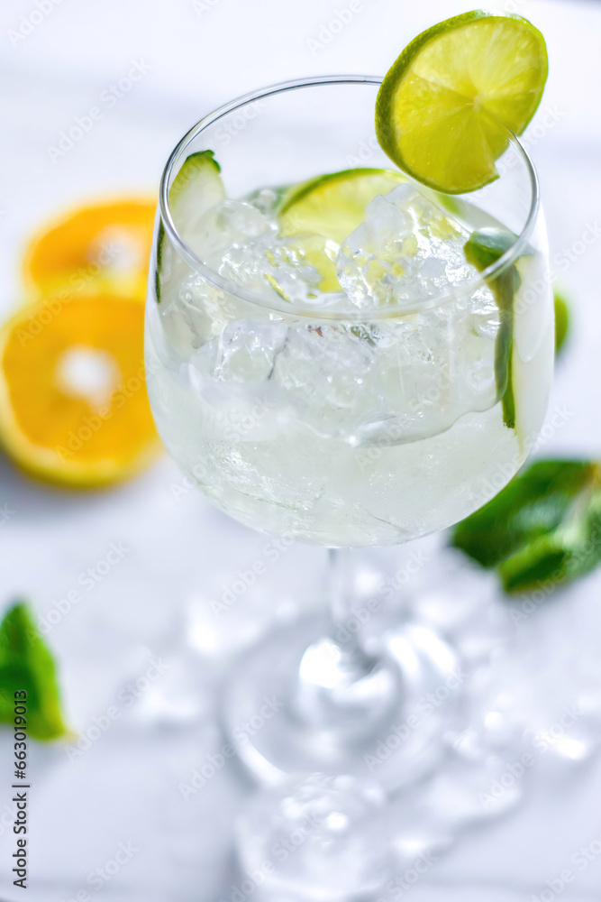Bebida alcohólica Gin tonic con limón y pepino Stock Photo Adobe Stock