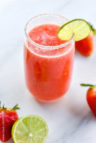 Bebida limonada de fresa con rodajas de limón