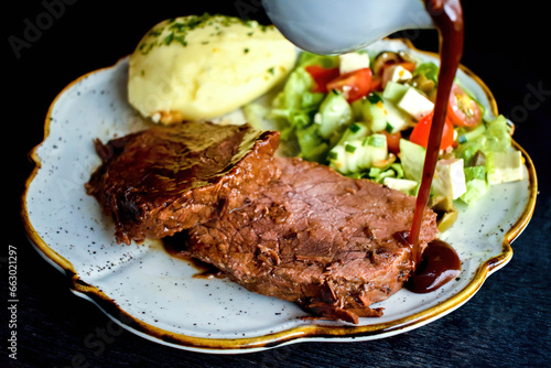 Plato de comida, con carnes, ensalada de puré de papa.
Menú de almuerzo