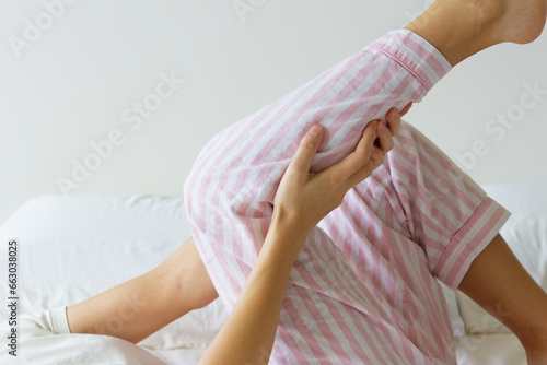 寝ている時に足がつった女性 photo