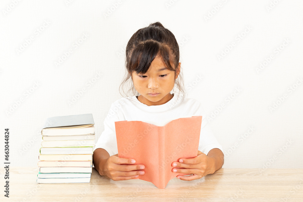 部屋で読書をする女の子