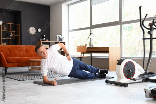 Sporty mature man training ...