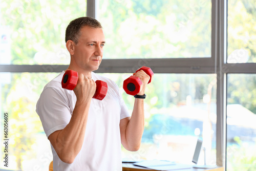 Sporty mature man training ...