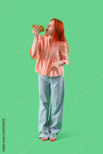 Young redhead woman eating ...