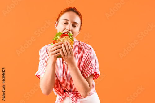 Young redhead woman eating ...