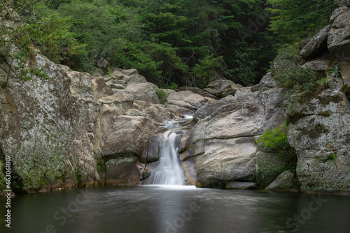 Vemos una amplia toma del arrollo que fluye de la gran cascada   de la parte monta  osa   llamada La Cumbrecita   ubicada en C  rdoba Arg.